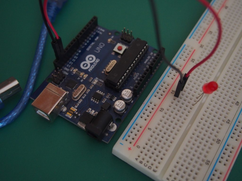 Placa Arduino y prototipo con un LED